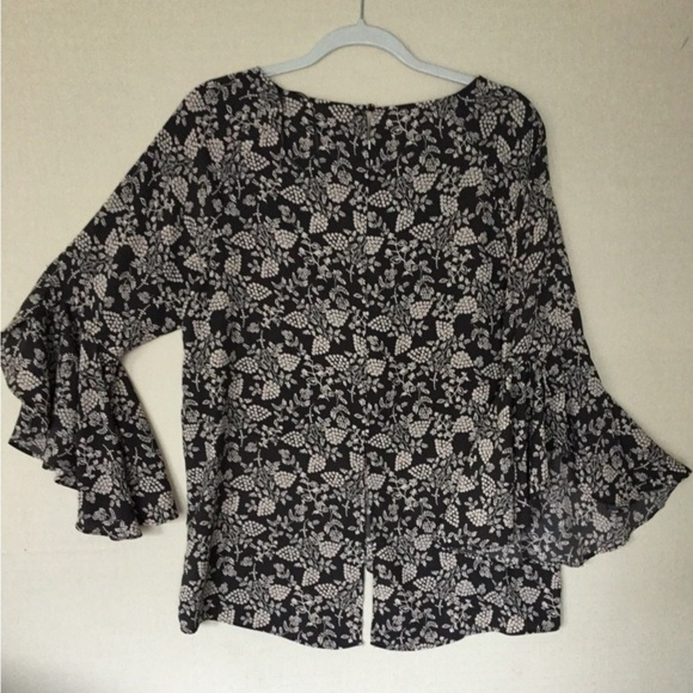 LC Lauren Conrad Black White Floral Ruffle Bell Sleeve Split Back Blouse Large